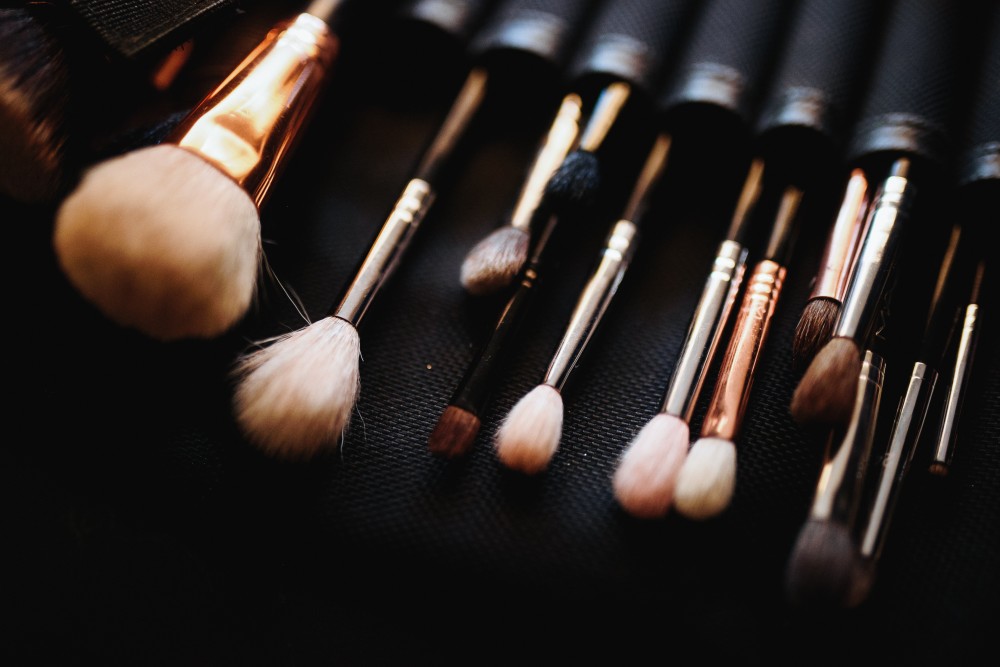 set-make-up-brushes-lies-table
